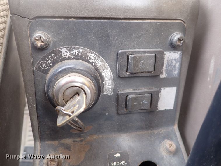 image for item DJ5672 1991 John Deere 690D-LC  excavator