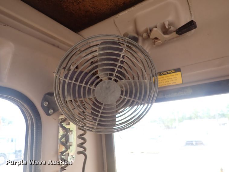 image for item DJ5672 1991 John Deere 690D-LC  excavator