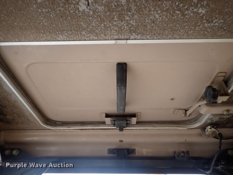 image for item DJ5672 1991 John Deere 690D-LC  excavator