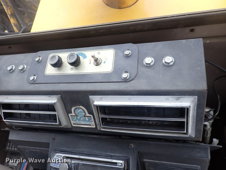 image for item DJ5672 1991 John Deere 690D-LC  excavator