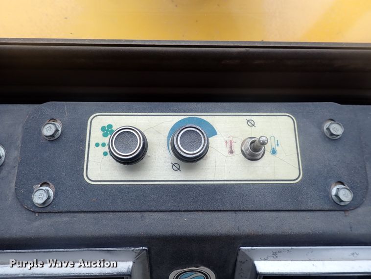 image for item DJ5672 1991 John Deere 690D-LC  excavator