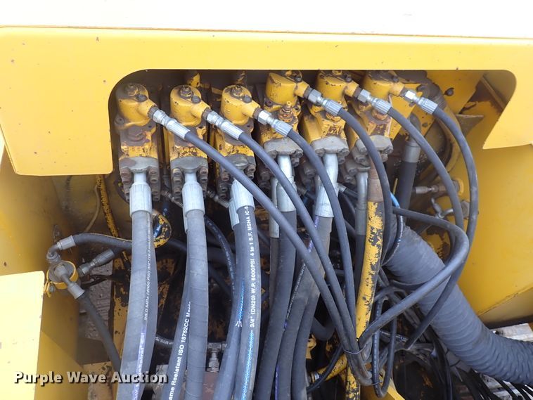 image for item DJ5672 1991 John Deere 690D-LC  excavator