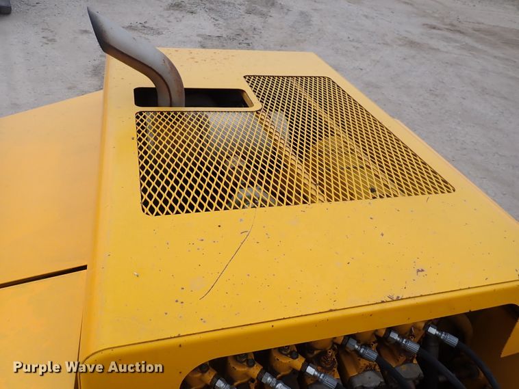 image for item DJ5672 1991 John Deere 690D-LC  excavator