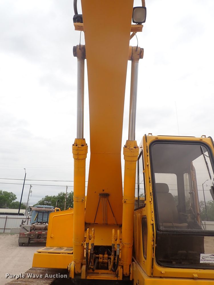 image for item DJ5672 1991 John Deere 690D-LC  excavator