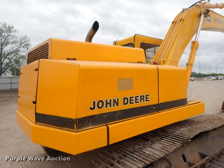 image for item DJ5672 1991 John Deere 690D-LC  excavator
