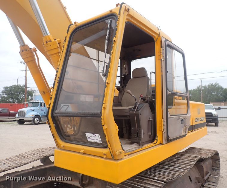 image for item DJ5672 1991 John Deere 690D-LC  excavator