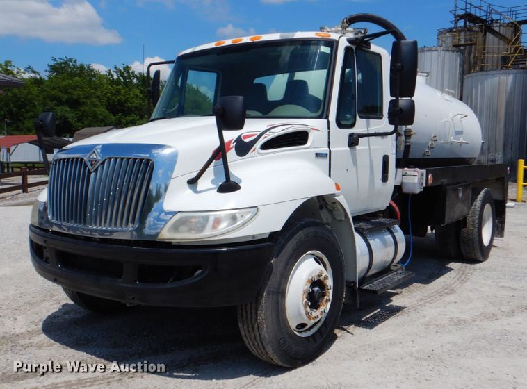 image for item DK5679 2009 International 4300  tank truck