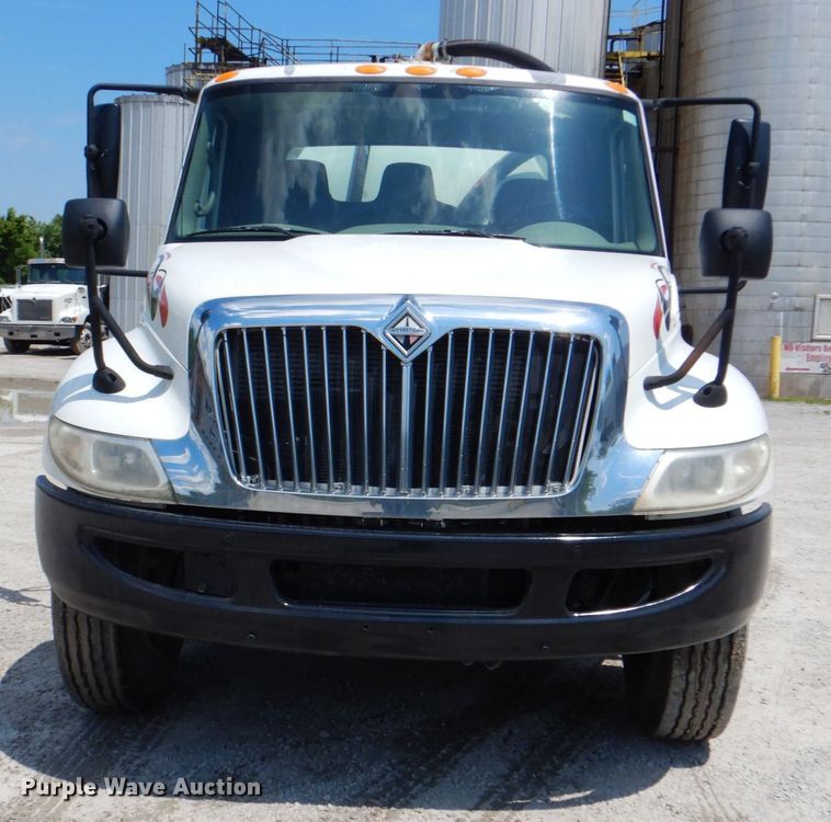 image for item DK5679 2009 International 4300  tank truck