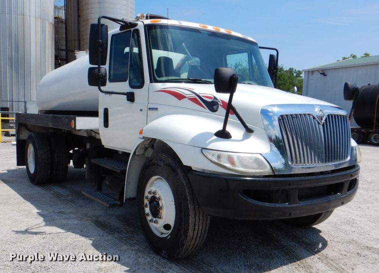 image for item DK5679 2009 International 4300  tank truck