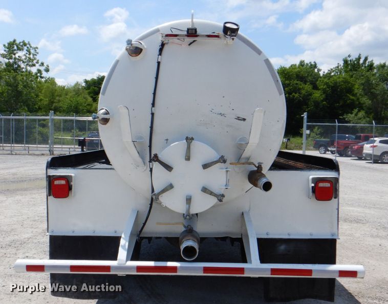 image for item DK5679 2009 International 4300  tank truck