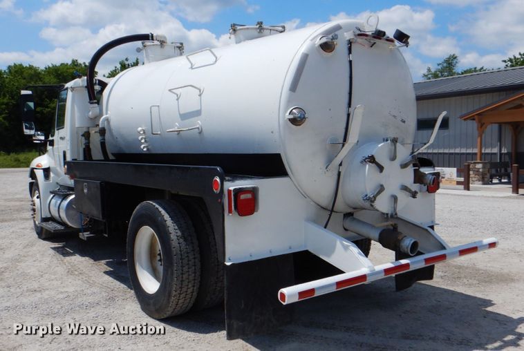 image for item DK5679 2009 International 4300  tank truck