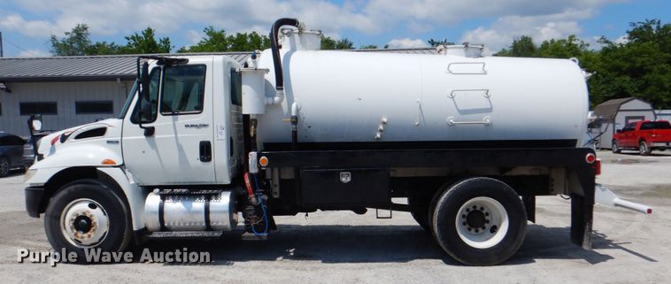 image for item DK5679 2009 International 4300  tank truck