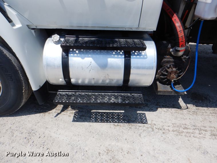 image for item DK5679 2009 International 4300  tank truck