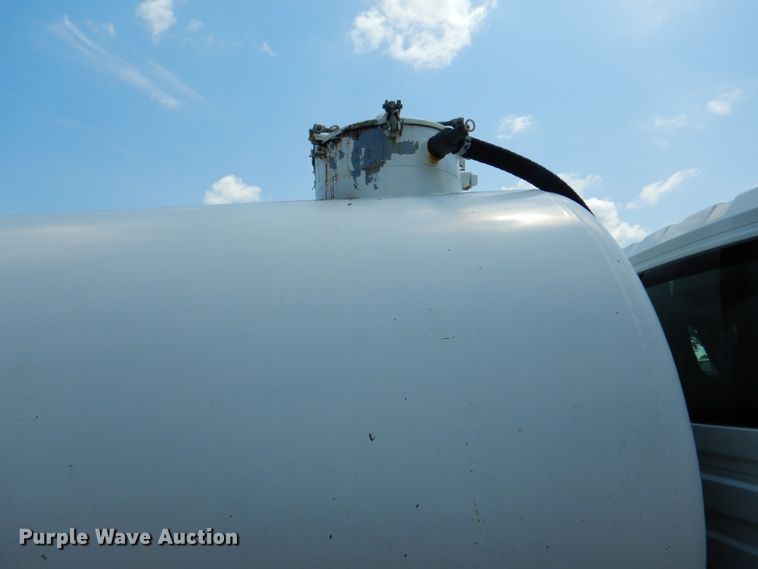 image for item DK5679 2009 International 4300  tank truck