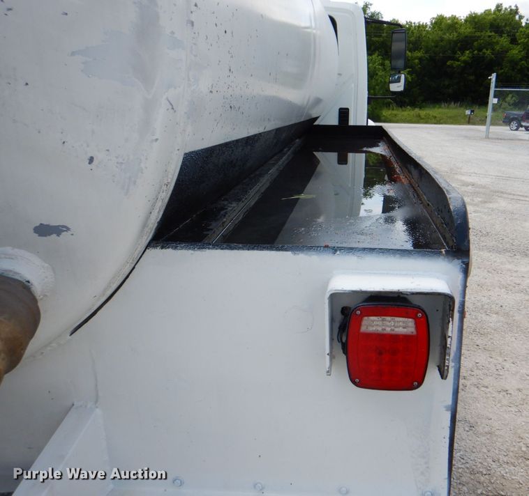 image for item DK5679 2009 International 4300  tank truck