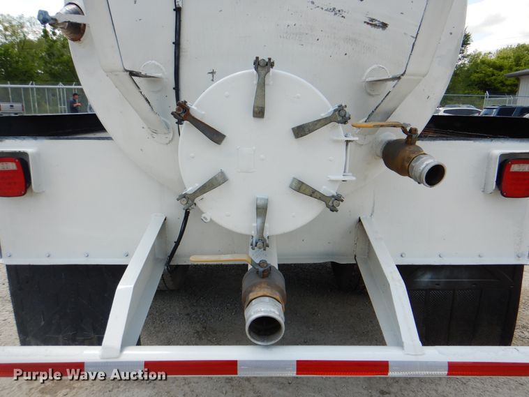 image for item DK5679 2009 International 4300  tank truck