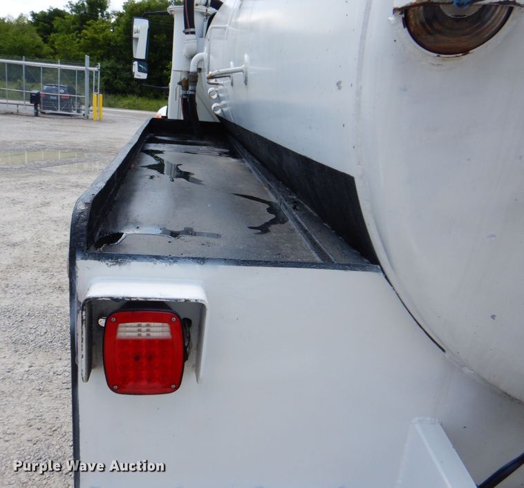 image for item DK5679 2009 International 4300  tank truck