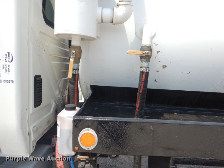 image for item DK5679 2009 International 4300  tank truck