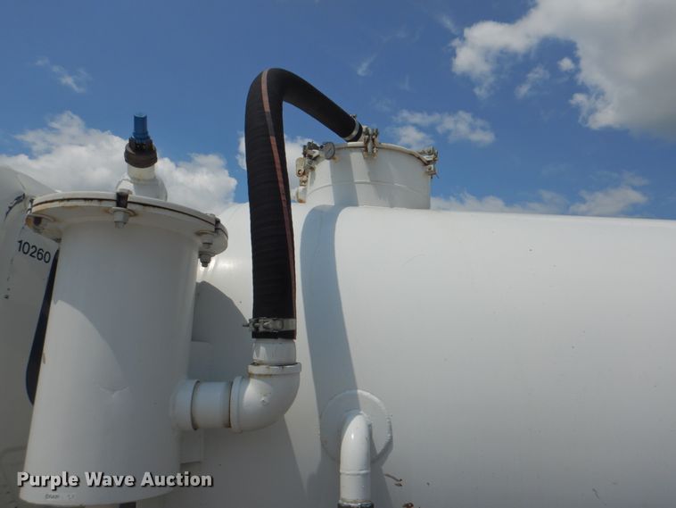 image for item DK5679 2009 International 4300  tank truck