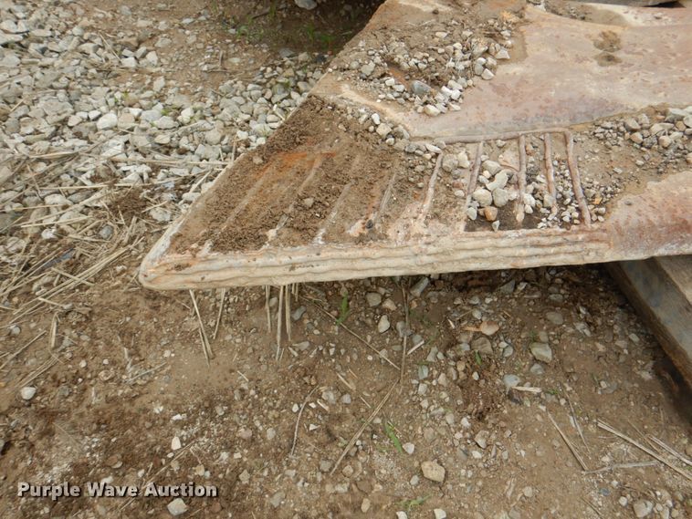 image for item DL0048 86.5" vibratory cable plow blade