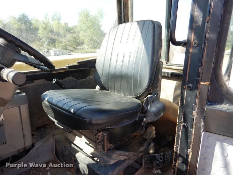 image for item DL8152 1998 Caterpillar TH82  telehandler