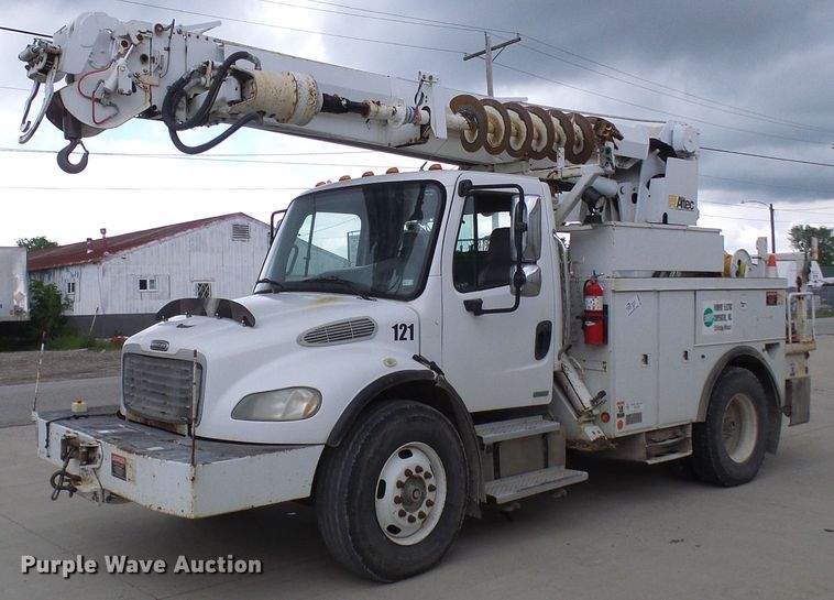 image for item DN6762 2005 Freightliner Business Class M2  digger derrick truck