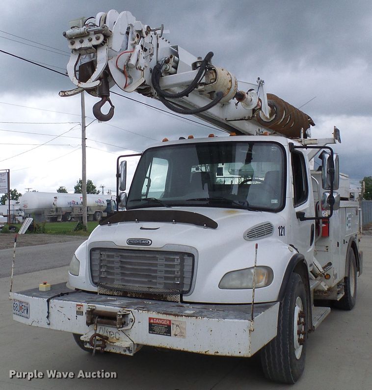 image for item DN6762 2005 Freightliner Business Class M2  digger derrick truck