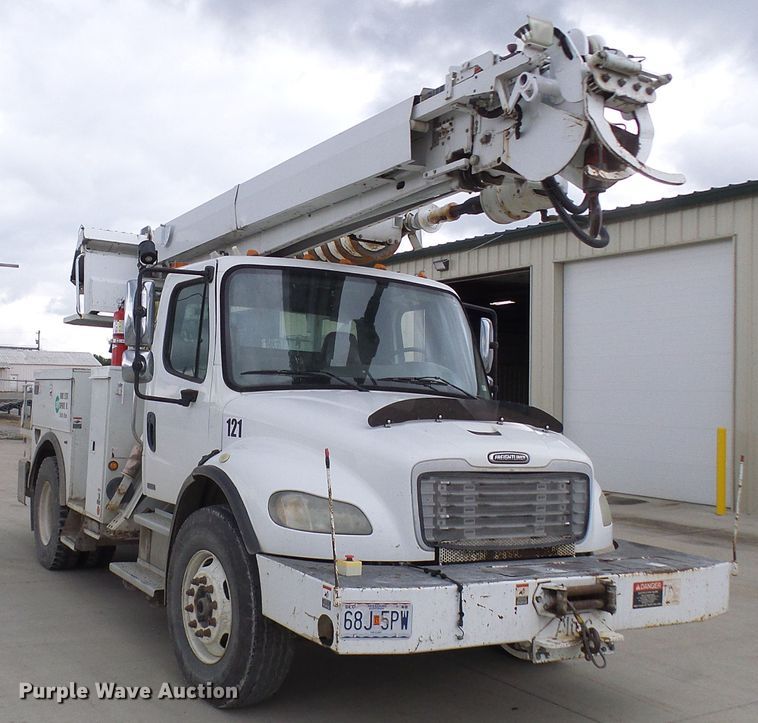 image for item DN6762 2005 Freightliner Business Class M2  digger derrick truck