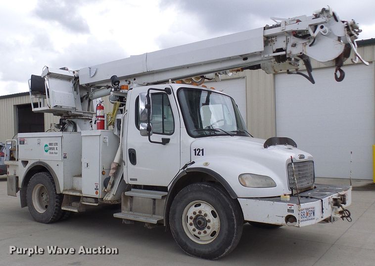 image for item DN6762 2005 Freightliner Business Class M2  digger derrick truck