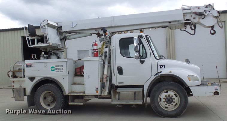 image for item DN6762 2005 Freightliner Business Class M2  digger derrick truck