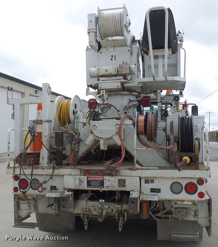 image for item DN6762 2005 Freightliner Business Class M2  digger derrick truck