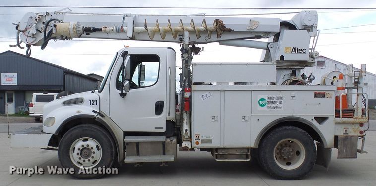 image for item DN6762 2005 Freightliner Business Class M2  digger derrick truck