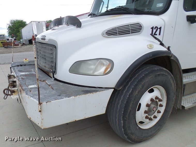 image for item DN6762 2005 Freightliner Business Class M2  digger derrick truck