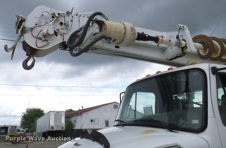 image for item DN6762 2005 Freightliner Business Class M2  digger derrick truck