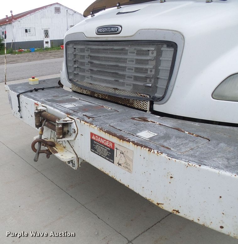 image for item DN6762 2005 Freightliner Business Class M2  digger derrick truck