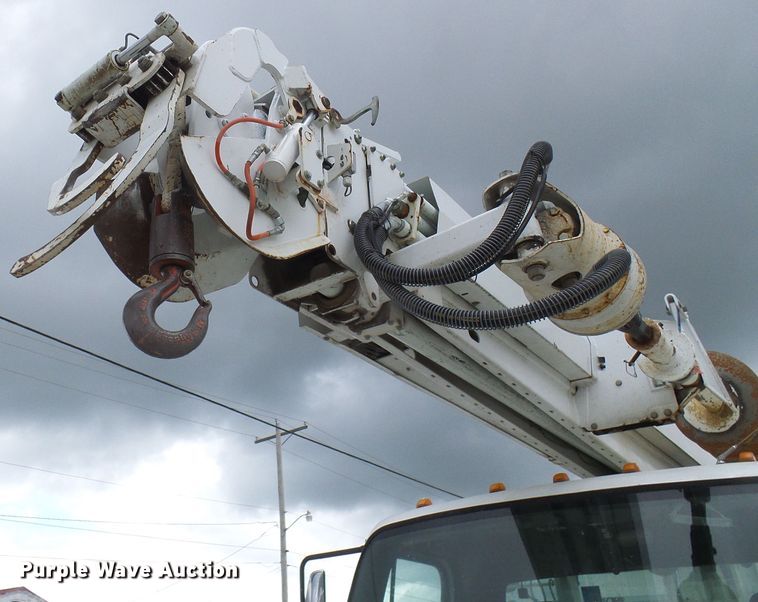 image for item DN6762 2005 Freightliner Business Class M2  digger derrick truck