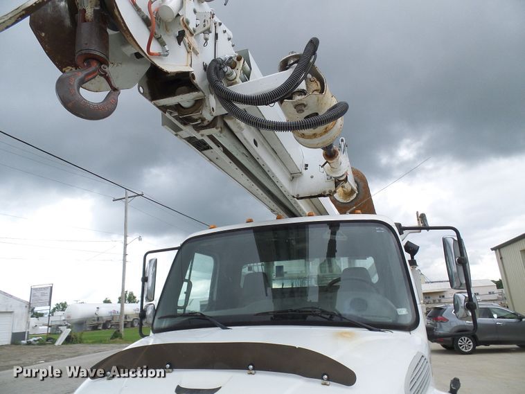 image for item DN6762 2005 Freightliner Business Class M2  digger derrick truck