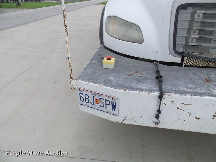 image for item DN6762 2005 Freightliner Business Class M2  digger derrick truck