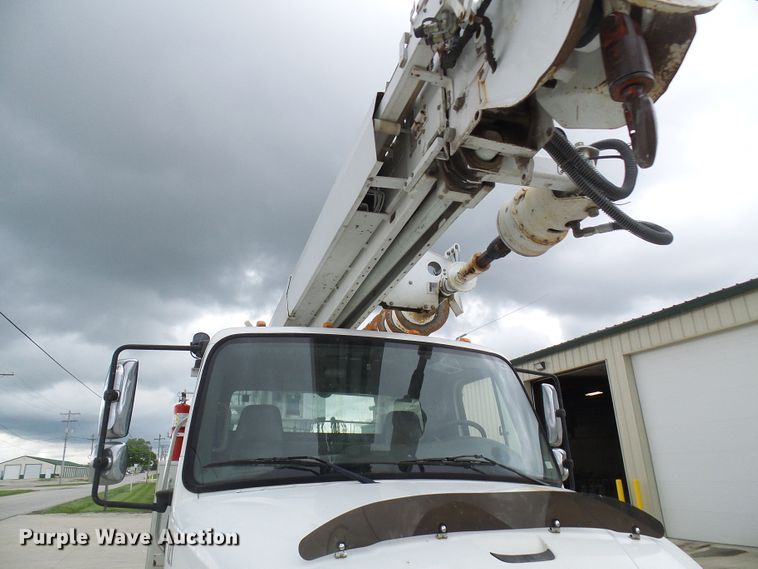 image for item DN6762 2005 Freightliner Business Class M2  digger derrick truck