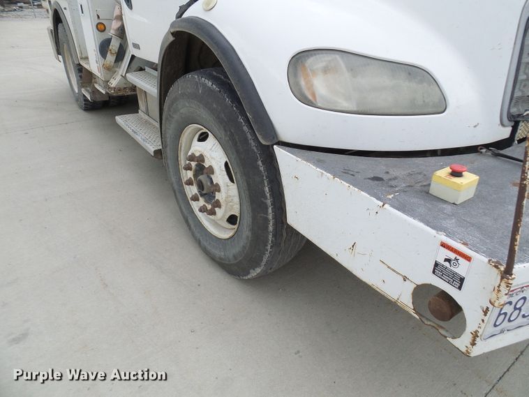 image for item DN6762 2005 Freightliner Business Class M2  digger derrick truck