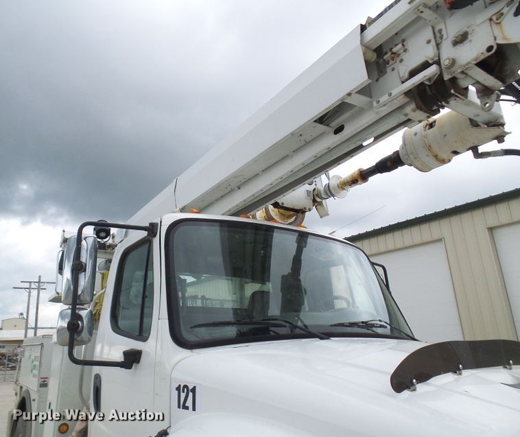 image for item DN6762 2005 Freightliner Business Class M2  digger derrick truck