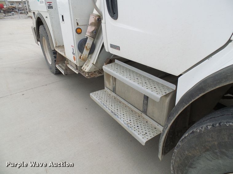 image for item DN6762 2005 Freightliner Business Class M2  digger derrick truck