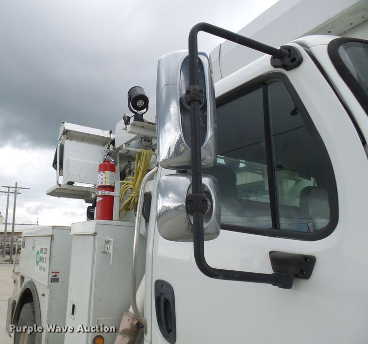 image for item DN6762 2005 Freightliner Business Class M2  digger derrick truck