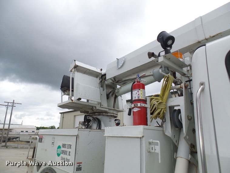 image for item DN6762 2005 Freightliner Business Class M2  digger derrick truck