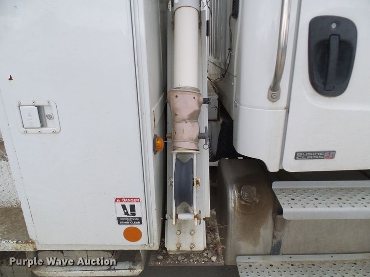 image for item DN6762 2005 Freightliner Business Class M2  digger derrick truck