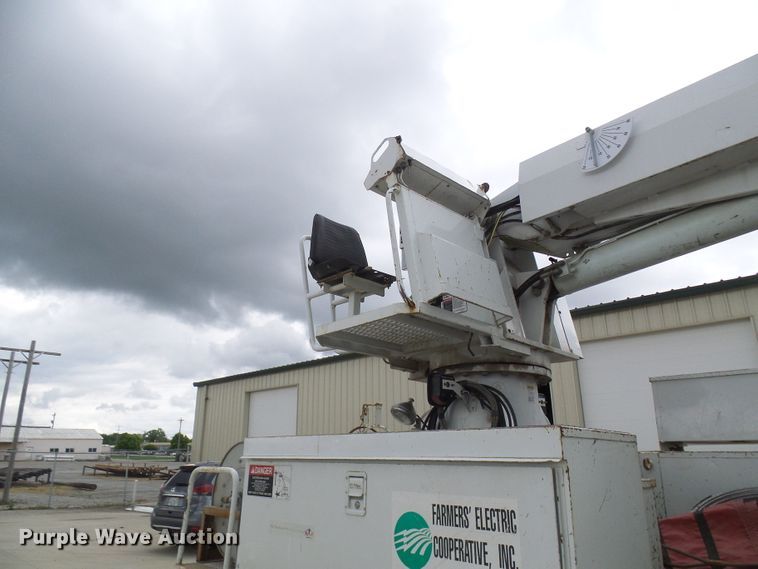 image for item DN6762 2005 Freightliner Business Class M2  digger derrick truck