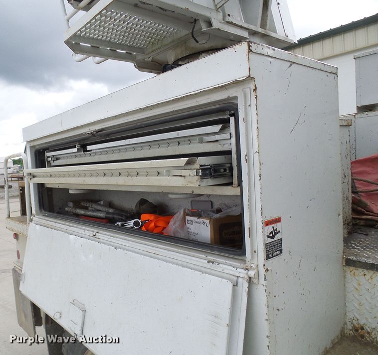 image for item DN6762 2005 Freightliner Business Class M2  digger derrick truck