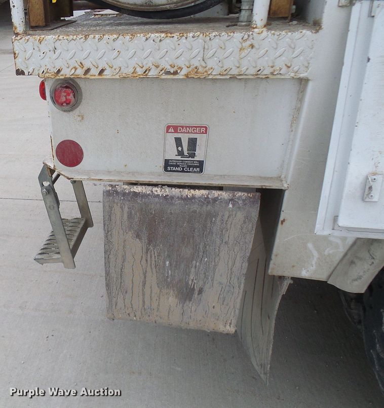 image for item DN6762 2005 Freightliner Business Class M2  digger derrick truck