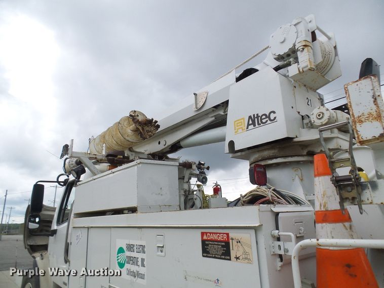 image for item DN6762 2005 Freightliner Business Class M2  digger derrick truck