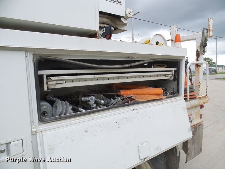 image for item DN6762 2005 Freightliner Business Class M2  digger derrick truck